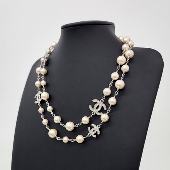 COPY - Chanel Pearl CC Necklace with Silver Hardware - Picture 4 of 6